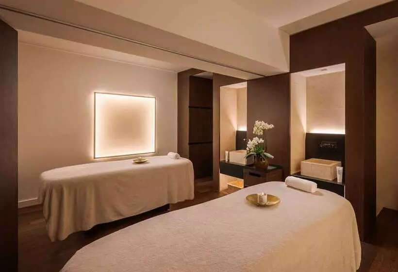 هتل Hilton Lake Como