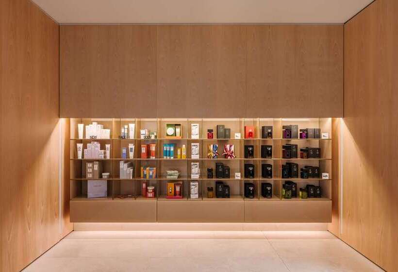 Отель Hilton Lake Como