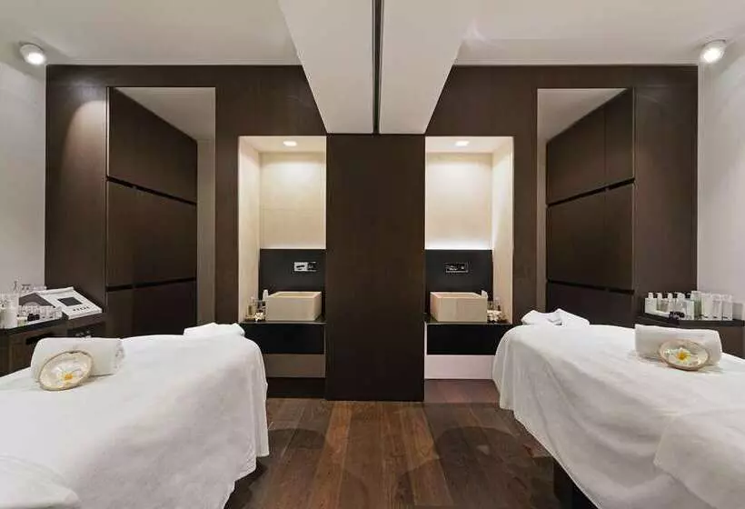 هتل Hilton Lake Como