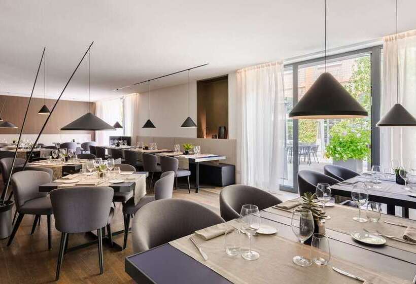 Отель Hilton Lake Como