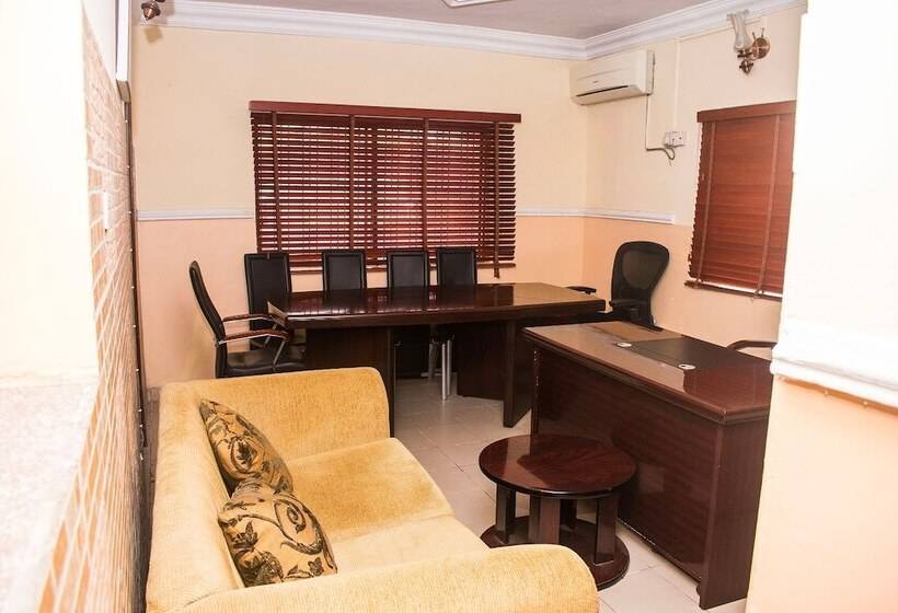 هتل Peerage Retreat And Resort