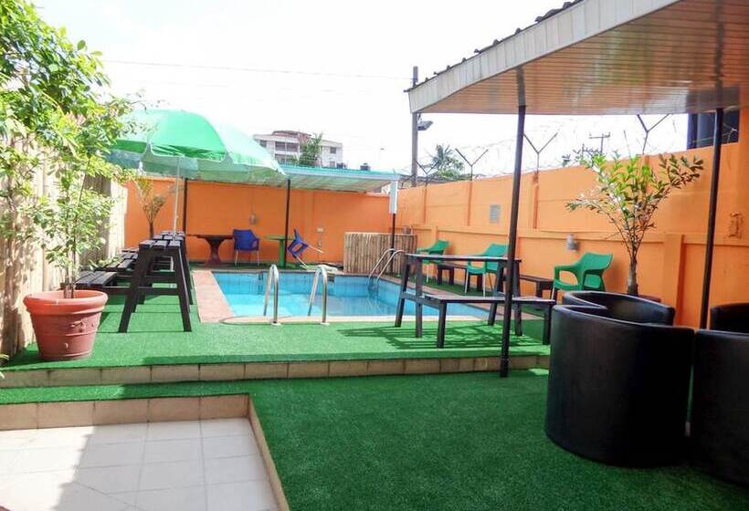 هتل Peerage Retreat And Resort