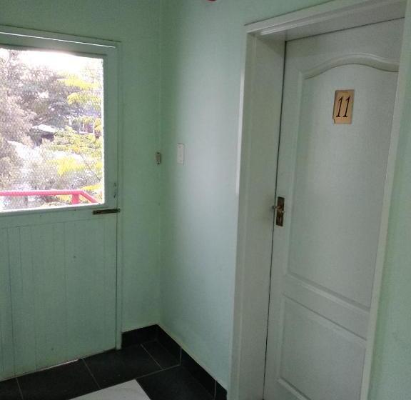 تختخواب و صبحانه Brackendene Lodge