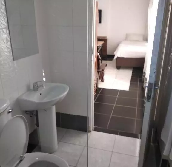 تختخواب و صبحانه Brackendene Lodge