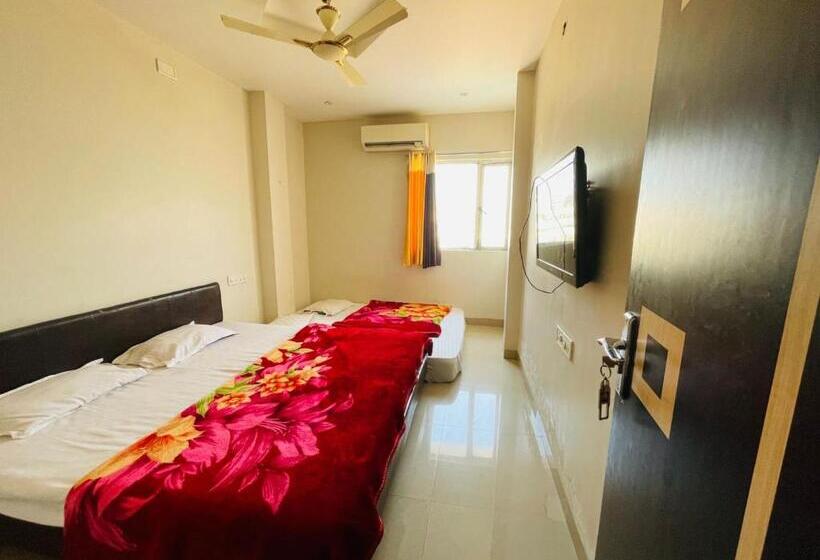 هتل Maa Narmada Palace