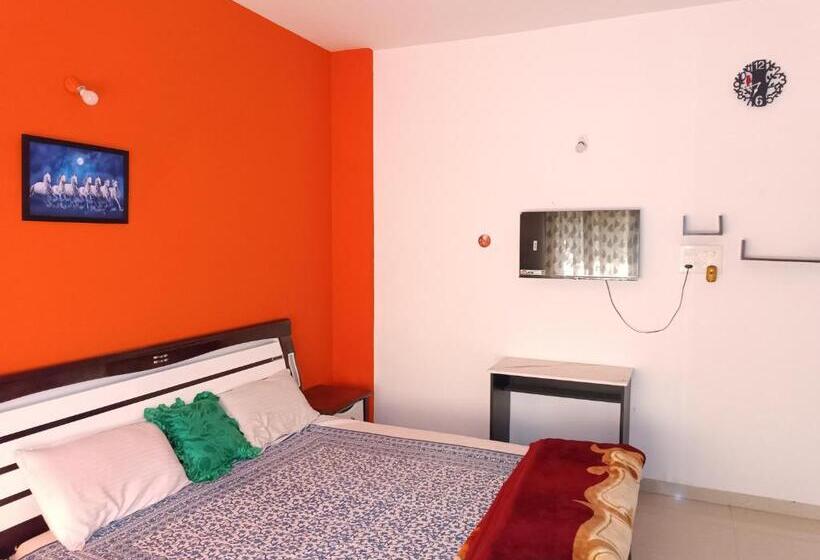 هتل The Palm Greens