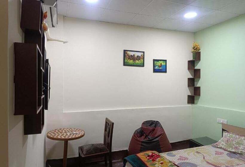 هتل The Palm Greens