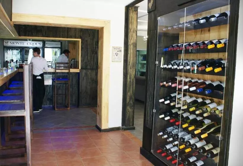 Monte Crous Hotel, Restaurant And Venue