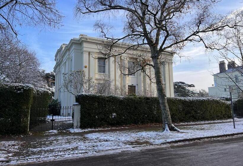 پانسیون Royal Regency Mansion Georgette Heyer Room