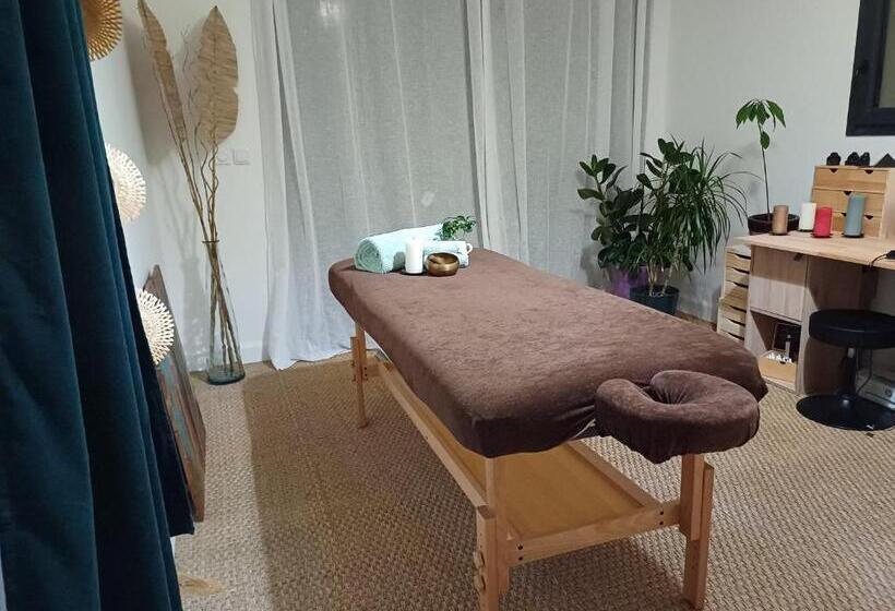 住宿加早餐  La Maison Aux Volets Bleus