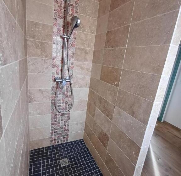 住宿加早餐  La Maison Aux Volets Bleus