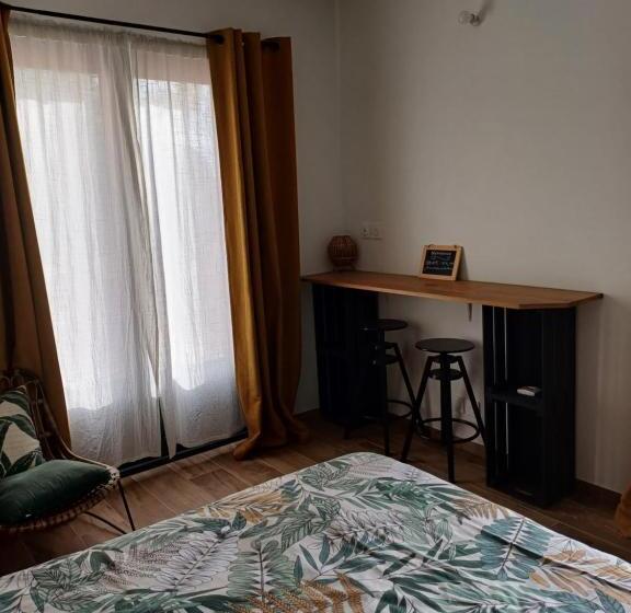 住宿加早餐  La Maison Aux Volets Bleus