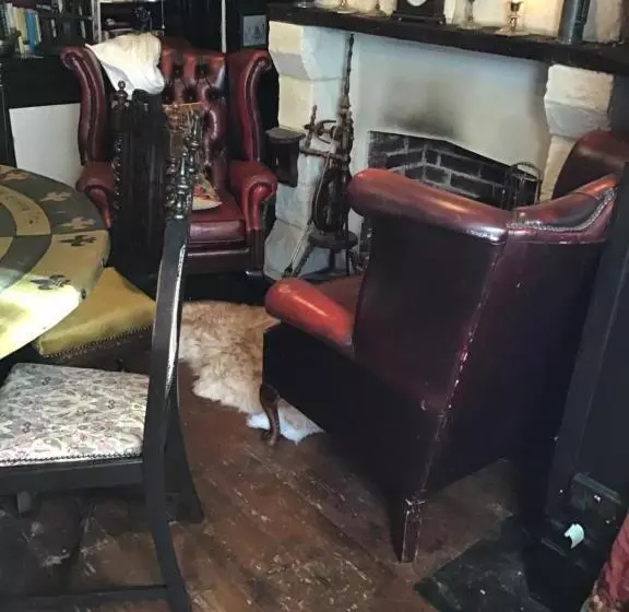 تختخواب و صبحانه The Old Merchants House   The Highlands Room