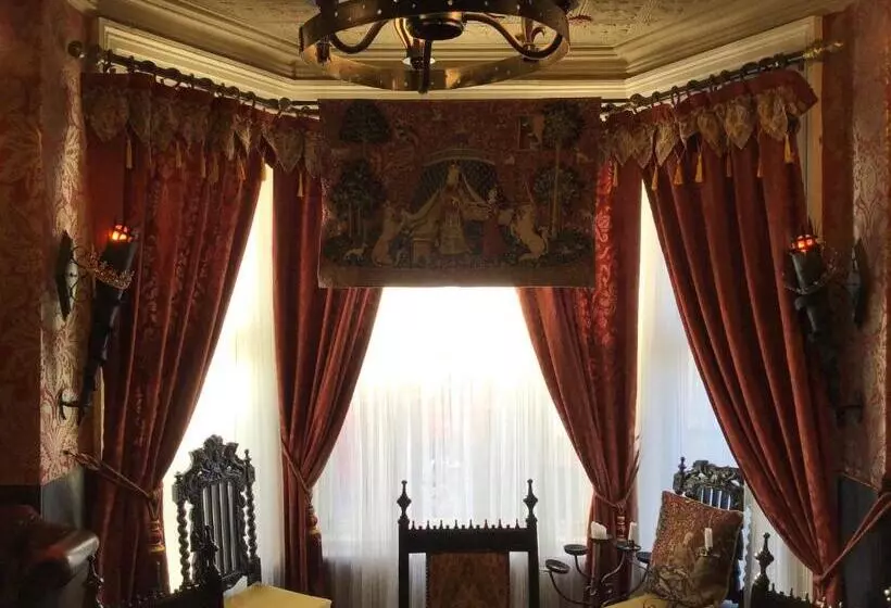 تختخواب و صبحانه The Old Merchants House   The Highlands Room