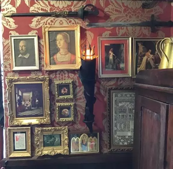 تختخواب و صبحانه The Old Merchants House   The Highlands Room