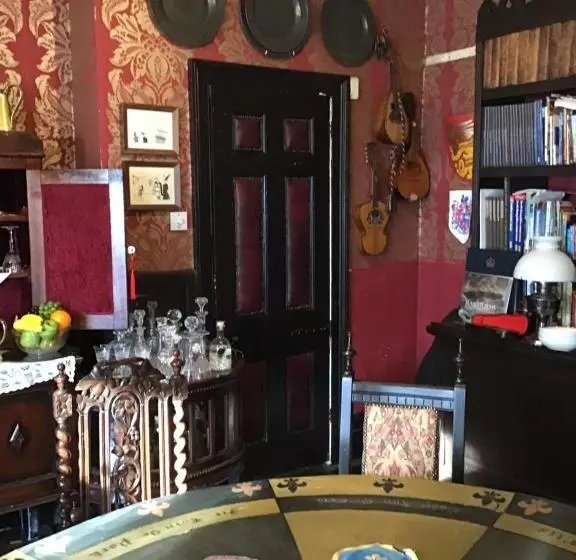 تختخواب و صبحانه The Old Merchants House   The Highlands Room