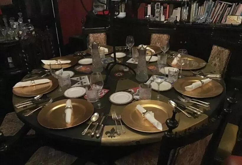 تختخواب و صبحانه The Old Merchants House   The Highlands Room