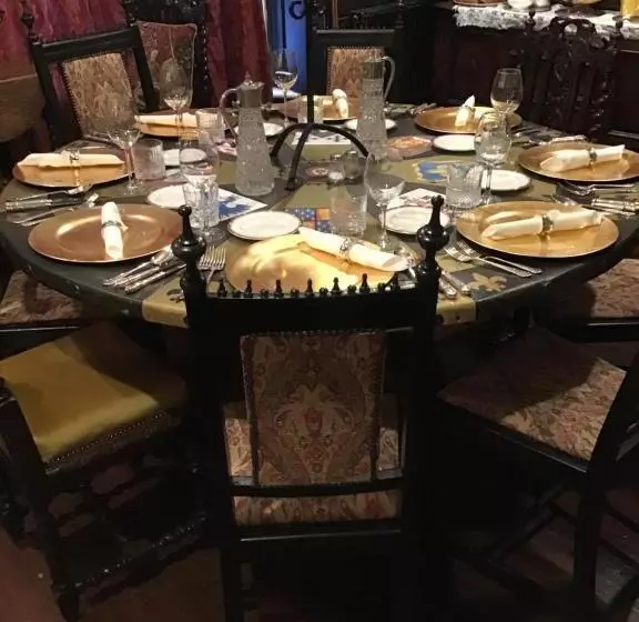 تختخواب و صبحانه The Old Merchants House   The Highlands Room