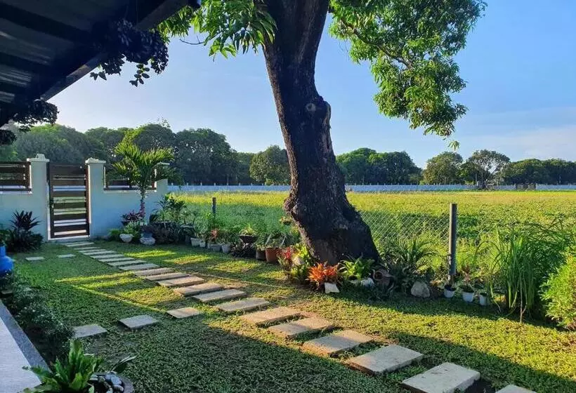 ホテル The Farmhouse Pampanga