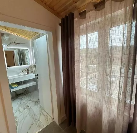 Pensão Qyteza Guest House & Camping