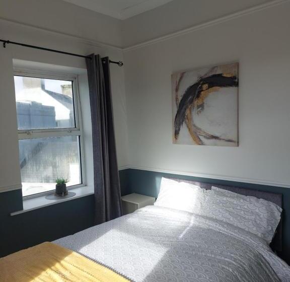 膳宿费 The Corner House Longford Town