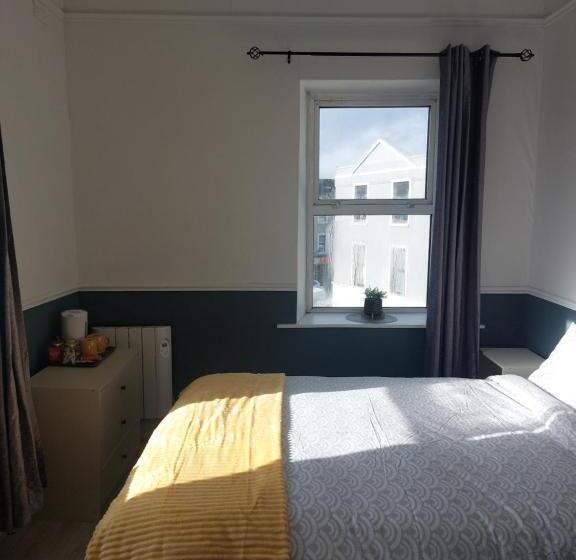 膳宿费 The Corner House Longford Town