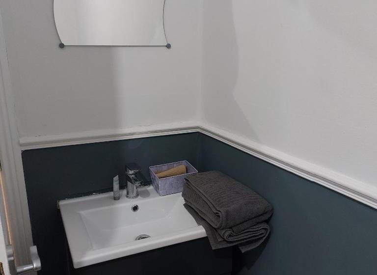 膳宿费 The Corner House Longford Town