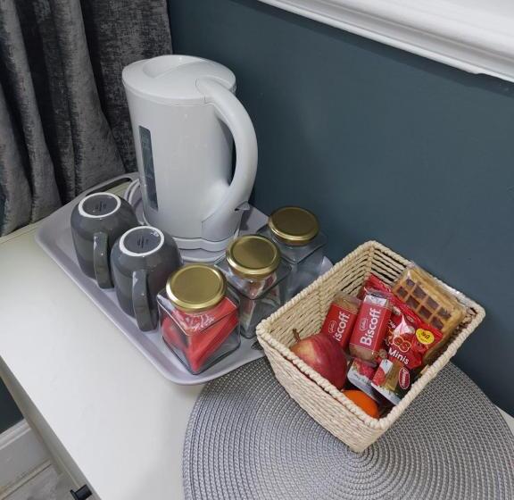 膳宿费 The Corner House Longford Town