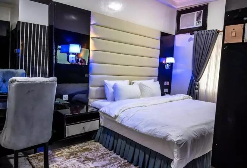 Chillers Hotel And Suites