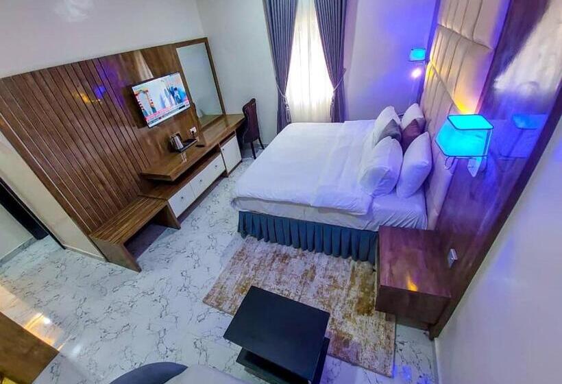 Chillers Hotel And Suites