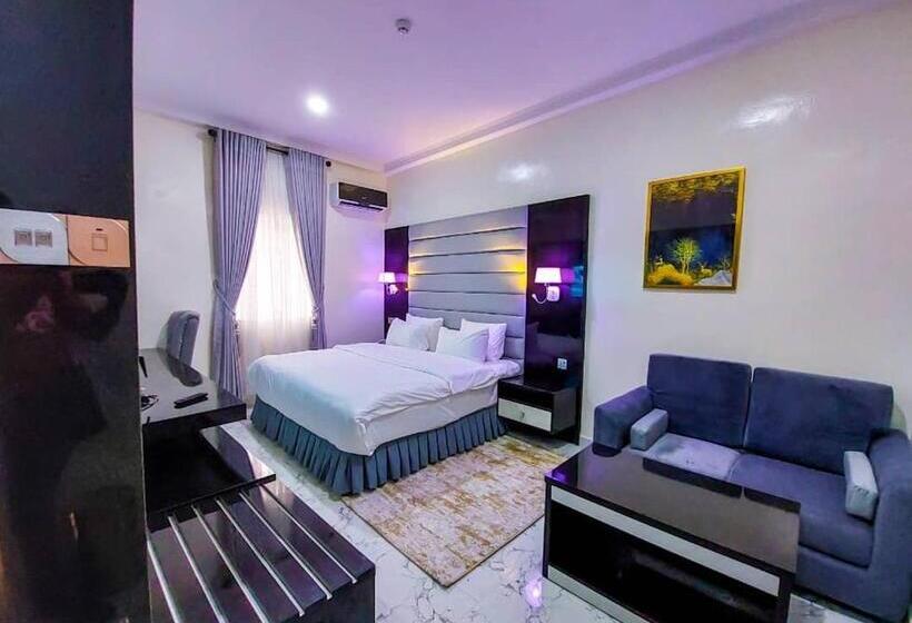 Chillers Hotel And Suites