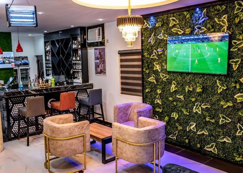 Chillers Hotel And Suites