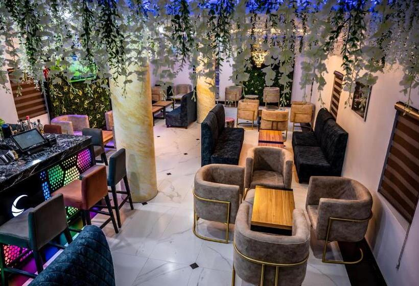 Chillers Hotel And Suites