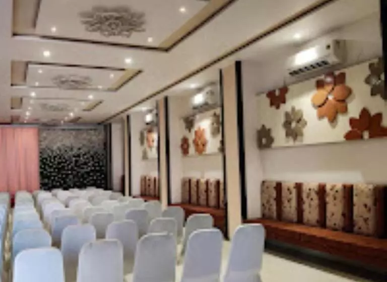 ホテル Royal Rasraj , Dhule