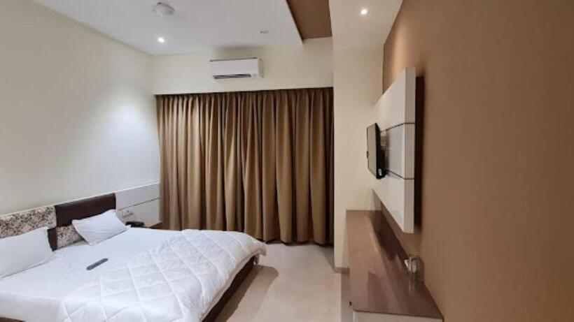 Hotel Royal Rasraj , Dhule