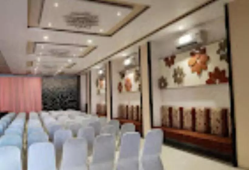 ホテル Royal Rasraj , Dhule
