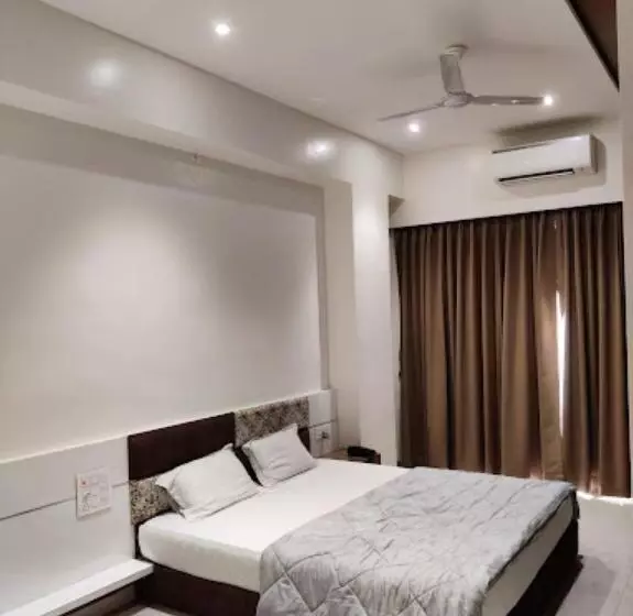 ホテル Royal Rasraj , Dhule