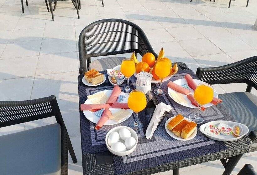 هاستل The Heaven Pyramids View