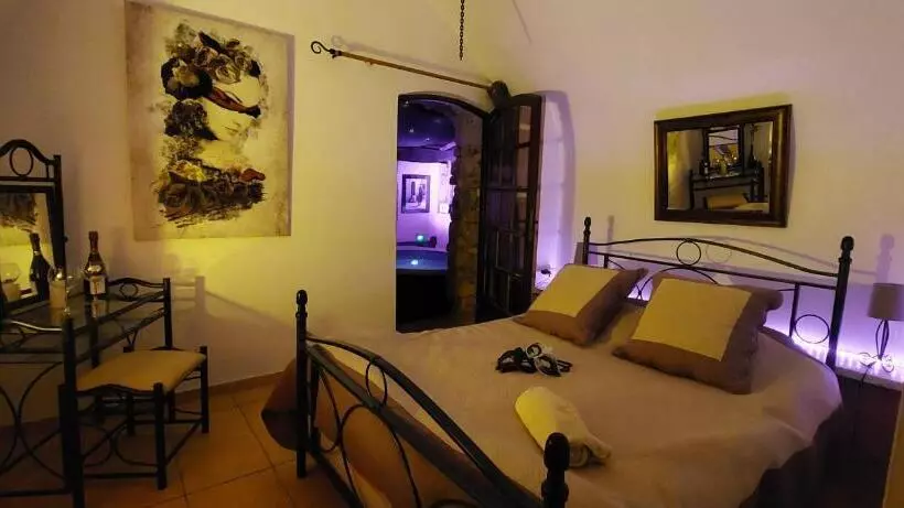 Aamiaismajoitus (B&B) Chambre Love Romantique Avec Spa Privée