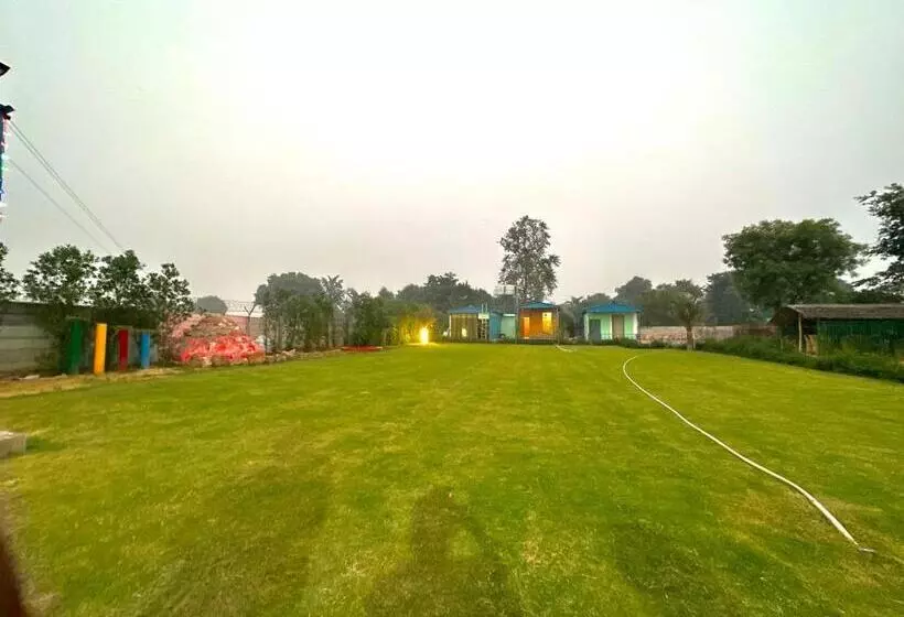 Hotelli Farm With 5 Huts, Heated Pool And Bonfire