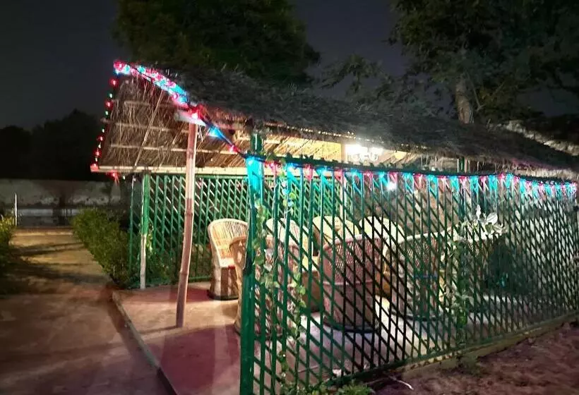 Hotelli Farm With 5 Huts, Heated Pool And Bonfire