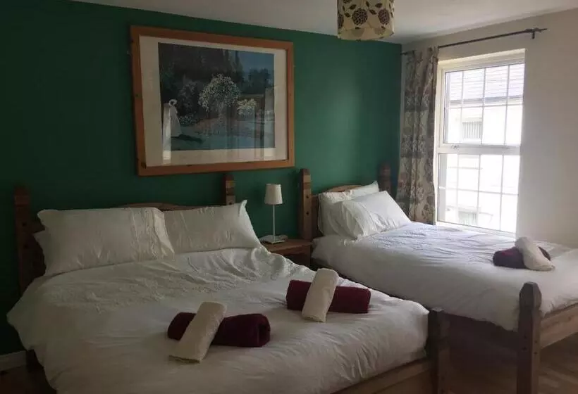 تختخواب و صبحانه Roomz