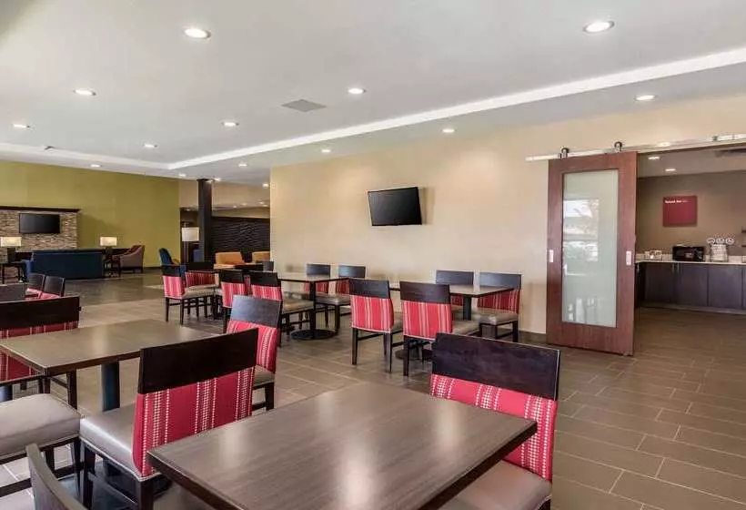 ホテル Comfort Suites Meridian And I40