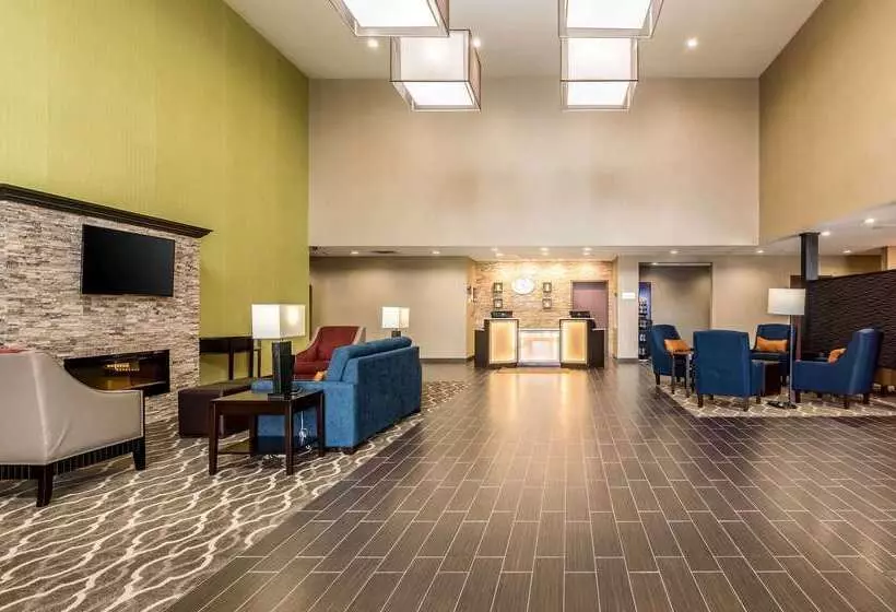 ホテル Comfort Suites Meridian And I40