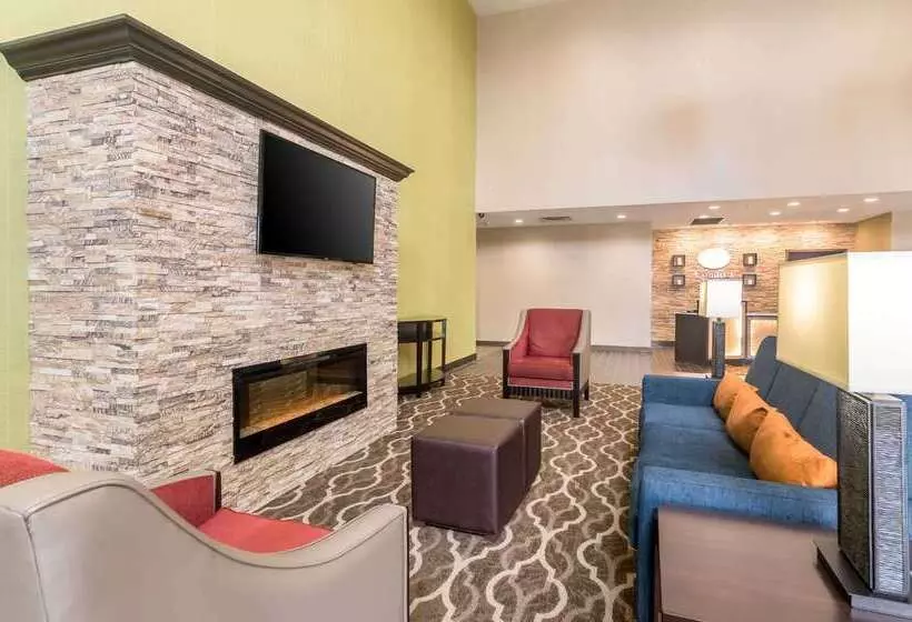 ホテル Comfort Suites Meridian And I40