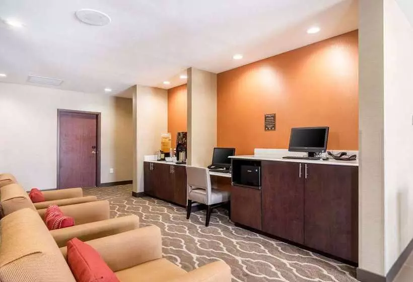 ホテル Comfort Suites Meridian And I40