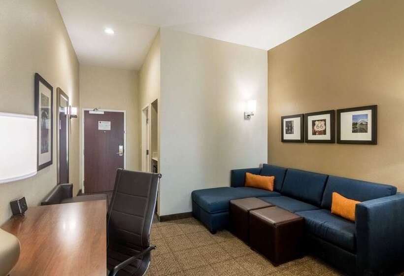Hotel Comfort Suites Meridian And I40