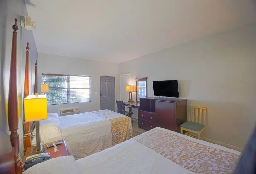 ホテル Sunrise Inn by OYO Titusville FL