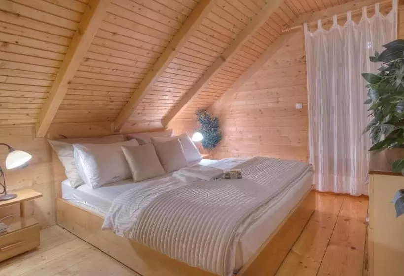 هتل Villa Natural Wood