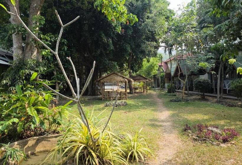 هتل A Little Bungalows By Beach